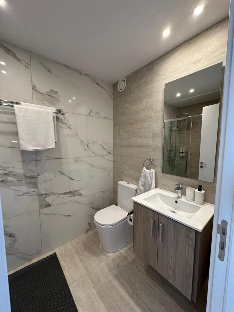 Harbour Lights Studio Apartments Пафос Экстерьер фото