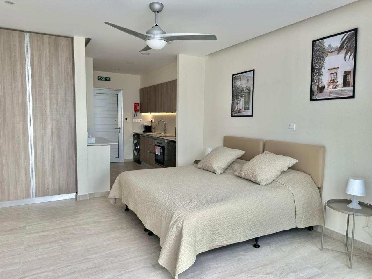 Harbour Lights Studio Apartments Пафос Экстерьер фото