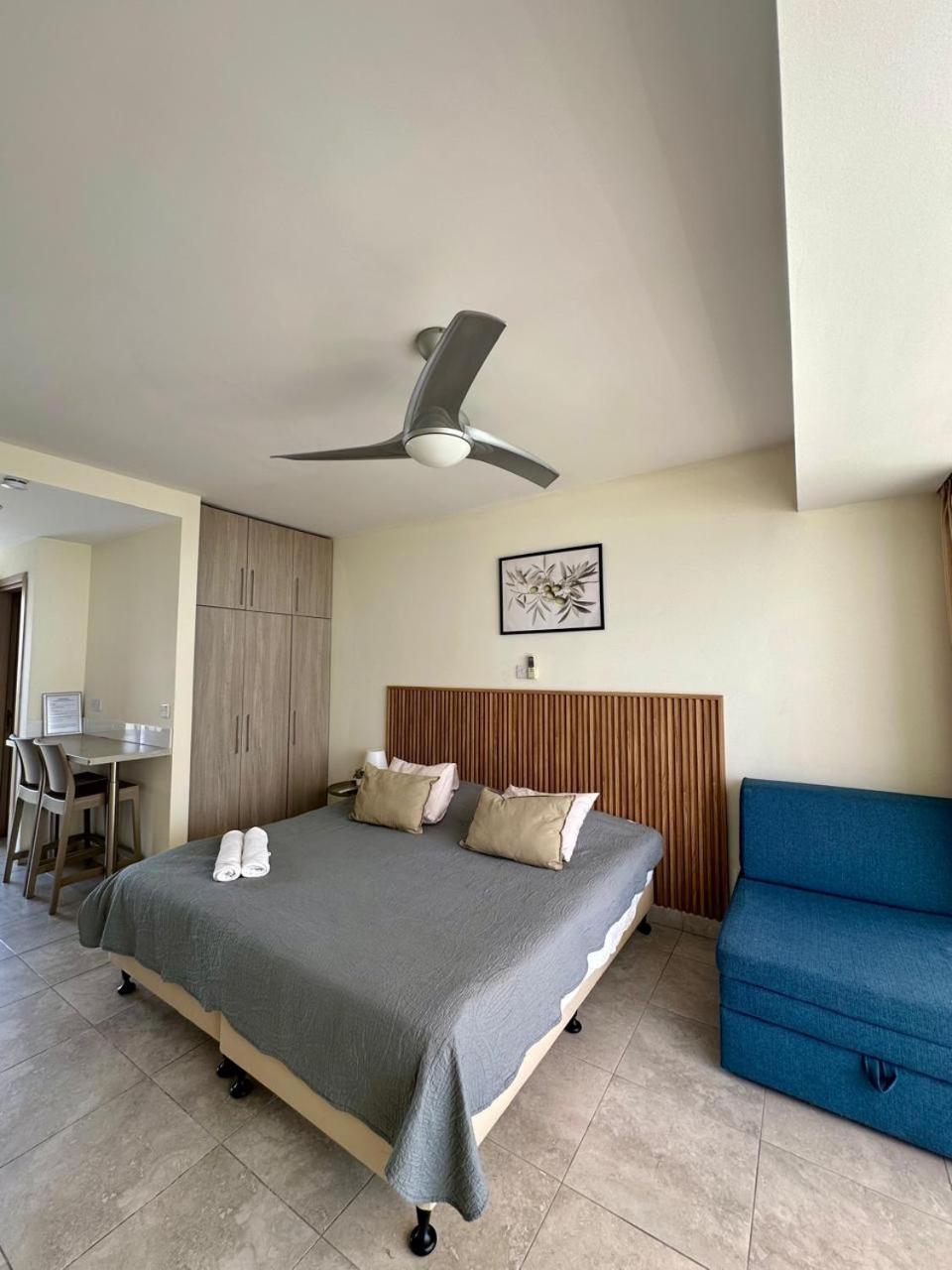 Harbour Lights Studio Apartments Пафос Экстерьер фото